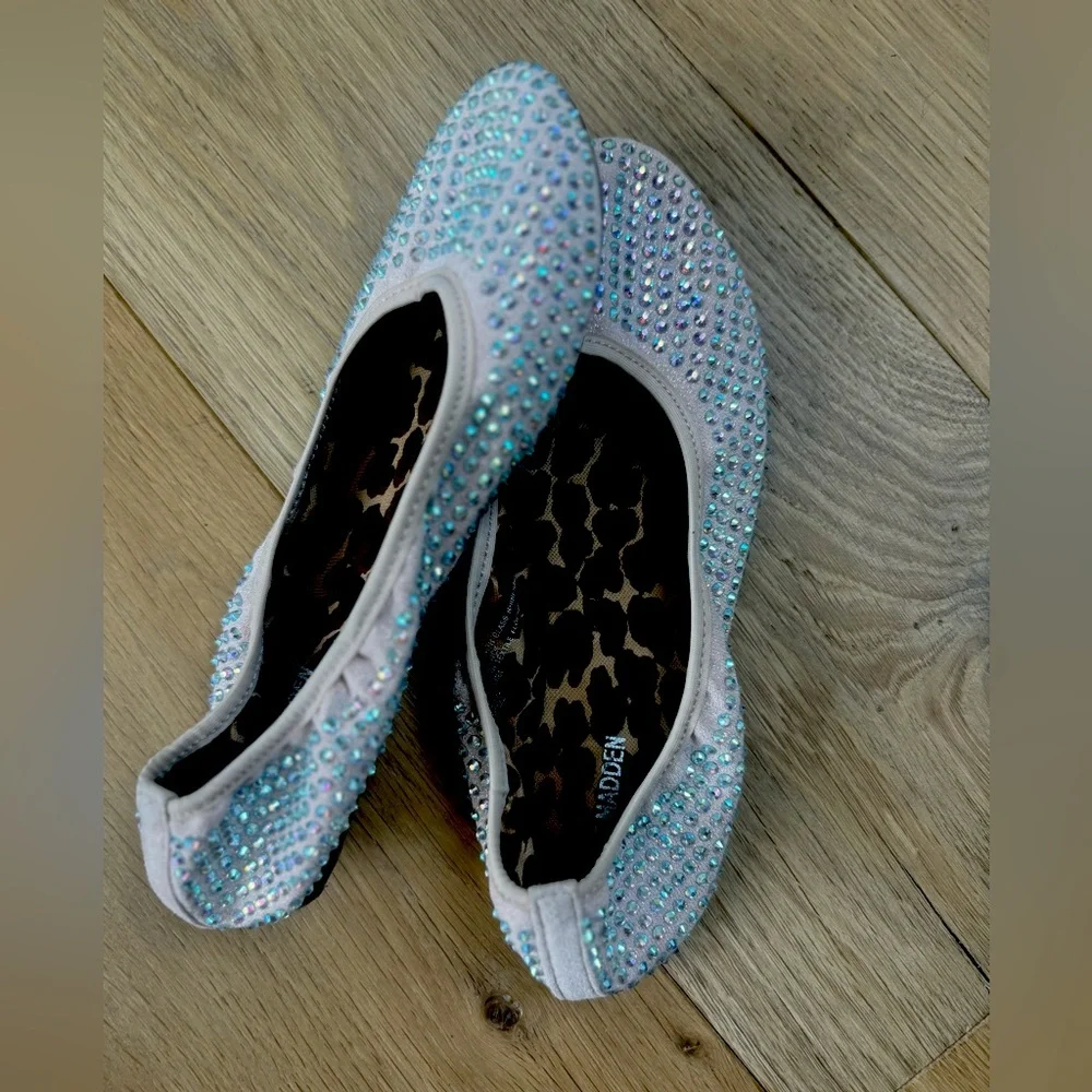 Steve Madden Ballet flats covered in crystals. Size 5 - Picture 1 of 2